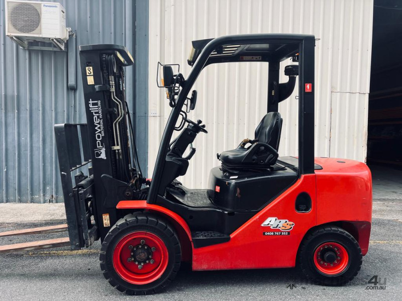 Used Low Hour 3000kg Diesel Forklift 